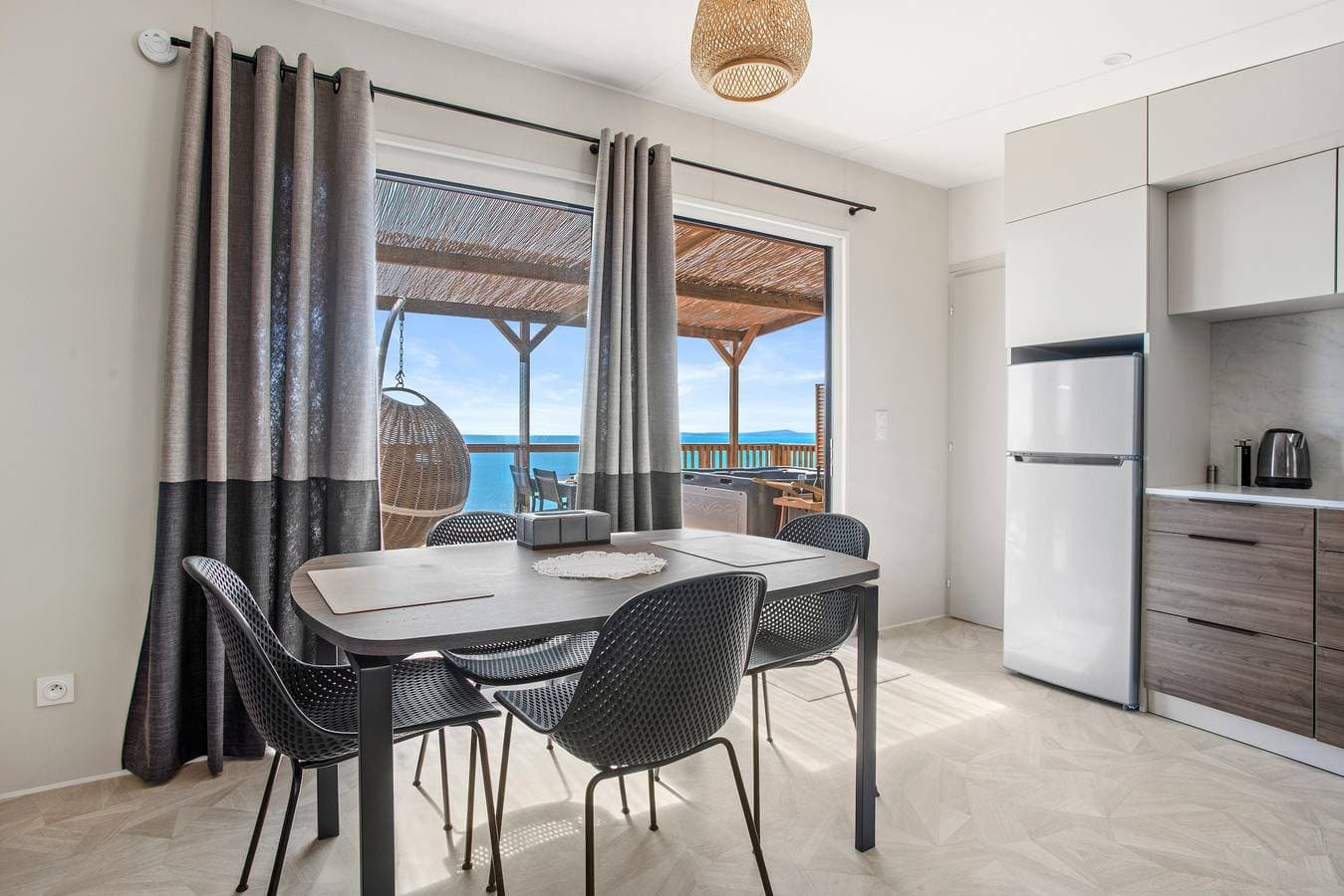 Foto 7 von 41: Bungalow 'Domaine Ile D'or, Segur 8' mit Meerblick, Gemeinschaftspool und privater Terrasse