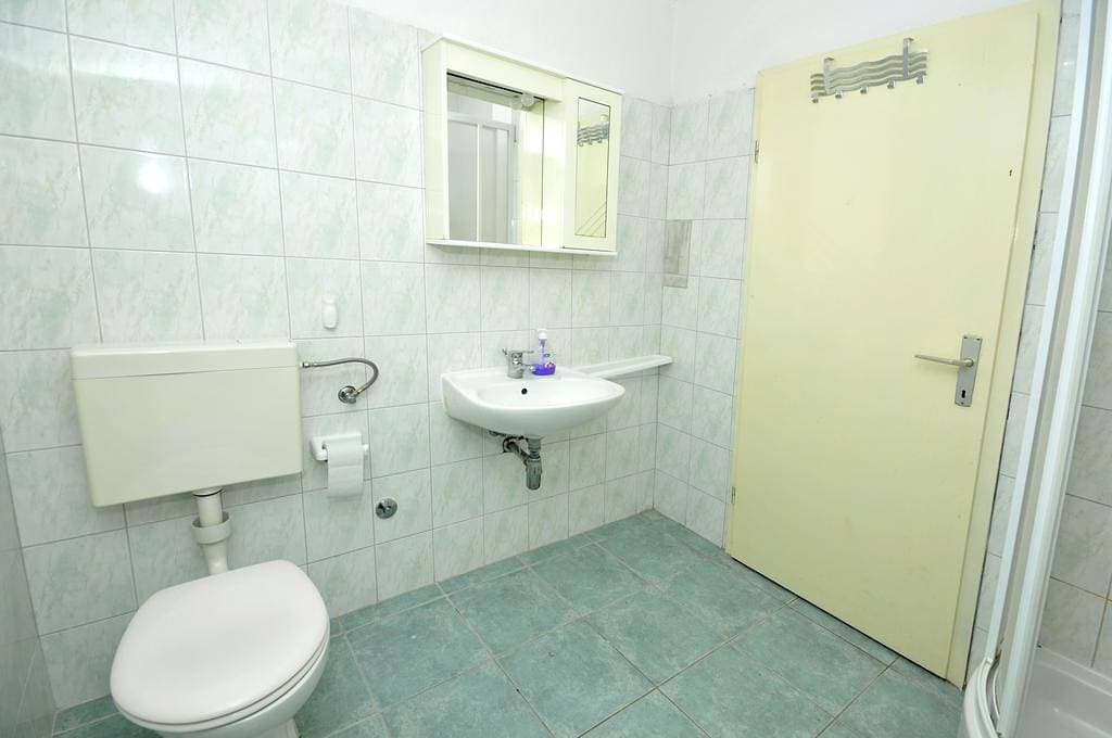 Foto 13 von 16: 1-Zimmer-Ferienwohnung mit Terrasse und Meerblick Okrug Donji, Ciovo A-13732-a