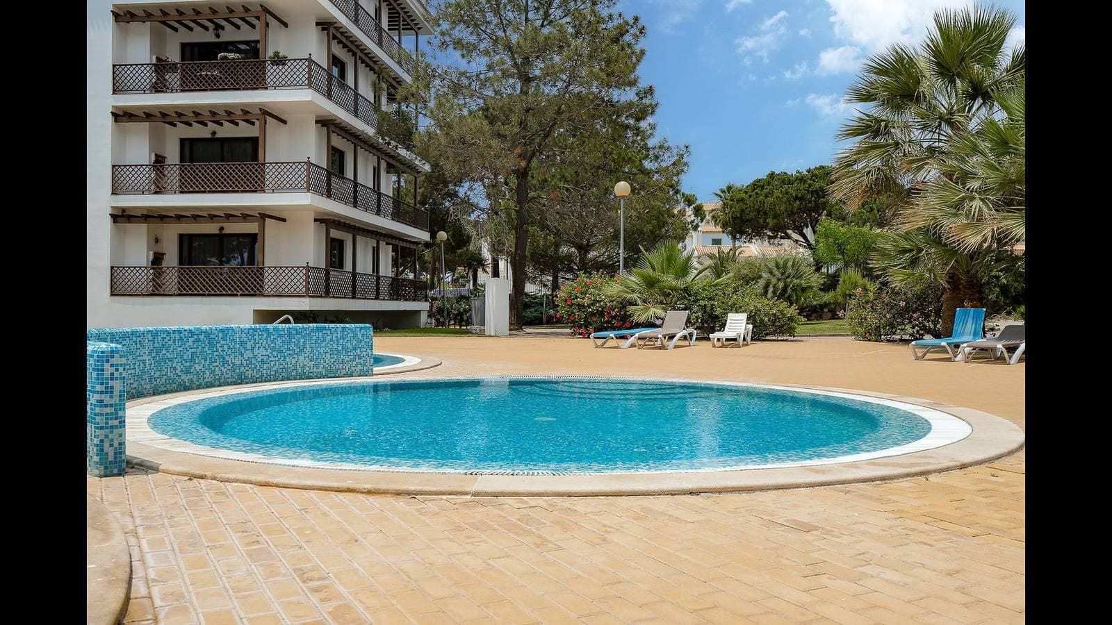 Foto 8 von 26: Elegance Apartment W/ Balcony & Pool by LovelyStay