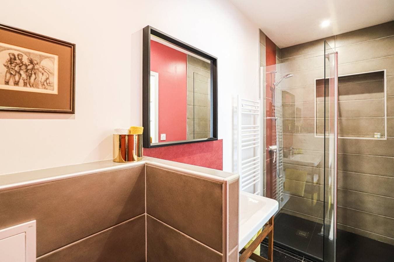 Foto 9 von 13: Gästezimmer 'Txori Etxea – Gelbes Zimmer' mit Pool und Frühstück