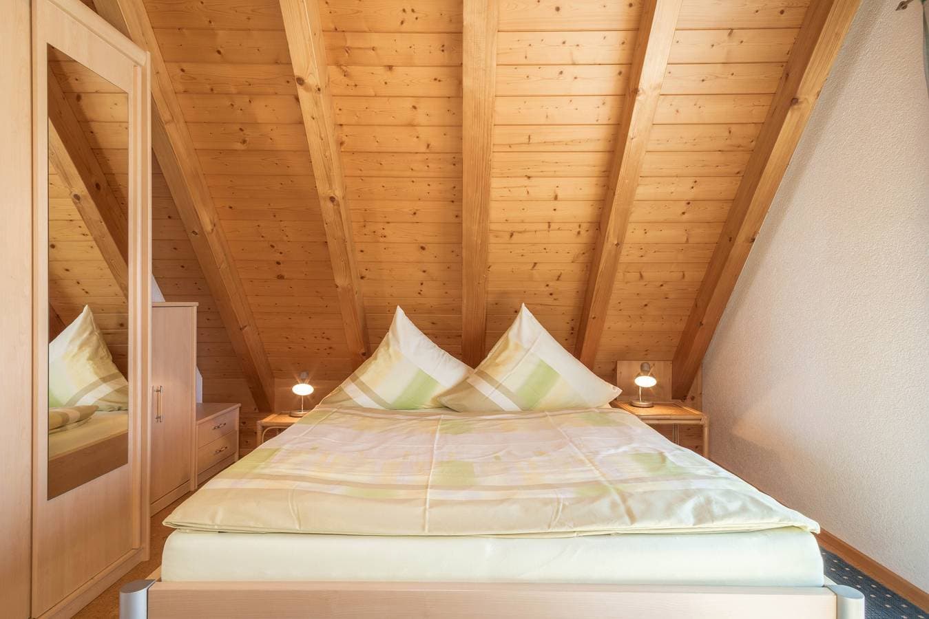 Foto 8 von 19: Gemütliche Ferienwohnung im Dachgeschoss "Haus Sonnenschein" mit WLAN, Terrasse & Garten
