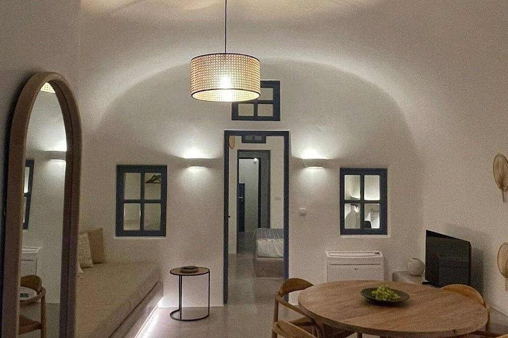Foto 6 von 20: Amazing Santorini Suite | Ananke Suite | Private Hot Tub | Spacious Furnished.