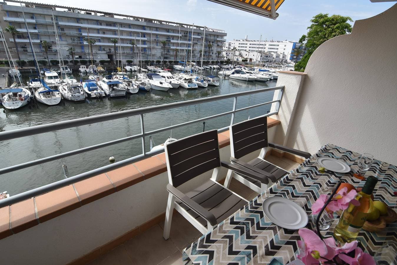 Charmante Wohnung in Roses, Costa Brava: Strandnähe, Terrasse, Garage und alle Annehmlichkeiten 1