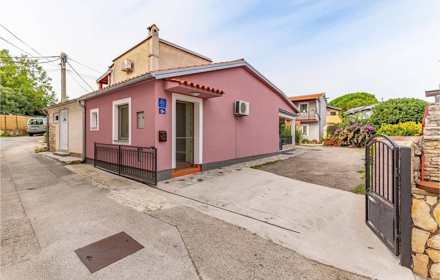 Gemütliche Ferienwohnung mit Terrasse, Parkplatz und 1 km Entfernung zum Strand Bijela 1