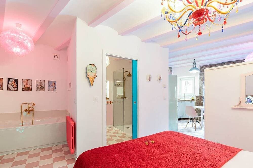 Foto 4 von 16: The 50's Suite. Barbie's summer house. Bathtub and jukebox