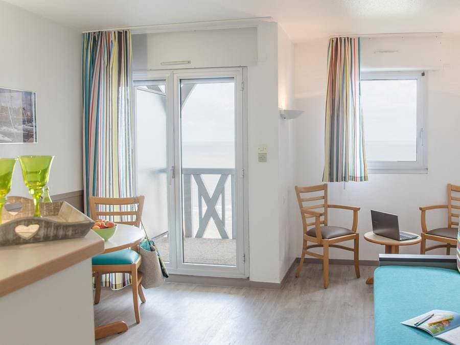 Foto 5 von 28: Pierre & Vacances Résidence Les Tamaris - Studio 4 personen - Studio - 1 Schlafalkoven - Terrasse oder Balkon