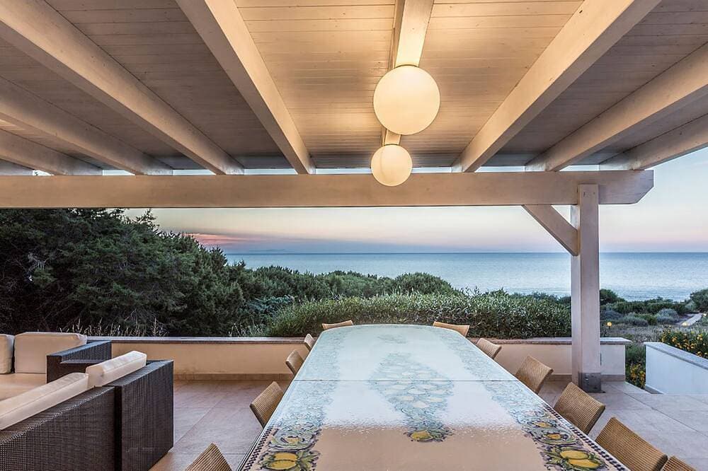 Foto 11 von 30: Villa Napius - Zugang zum privaten Strand an einem Sandstrand