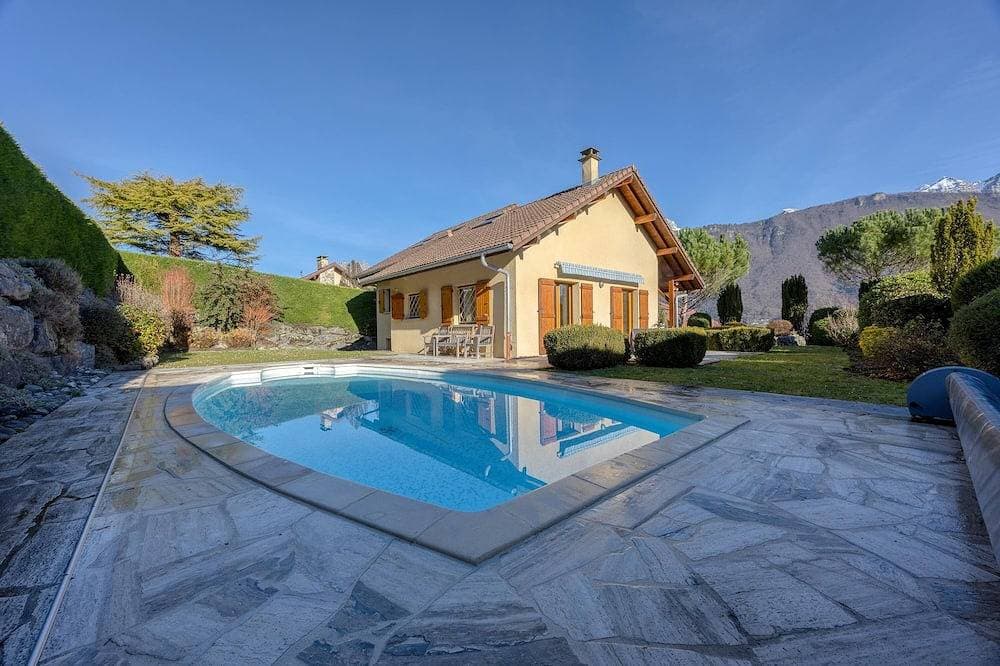 Beautiful Family Home with a Pool, Nestled Between the Lake and the Mountains 1