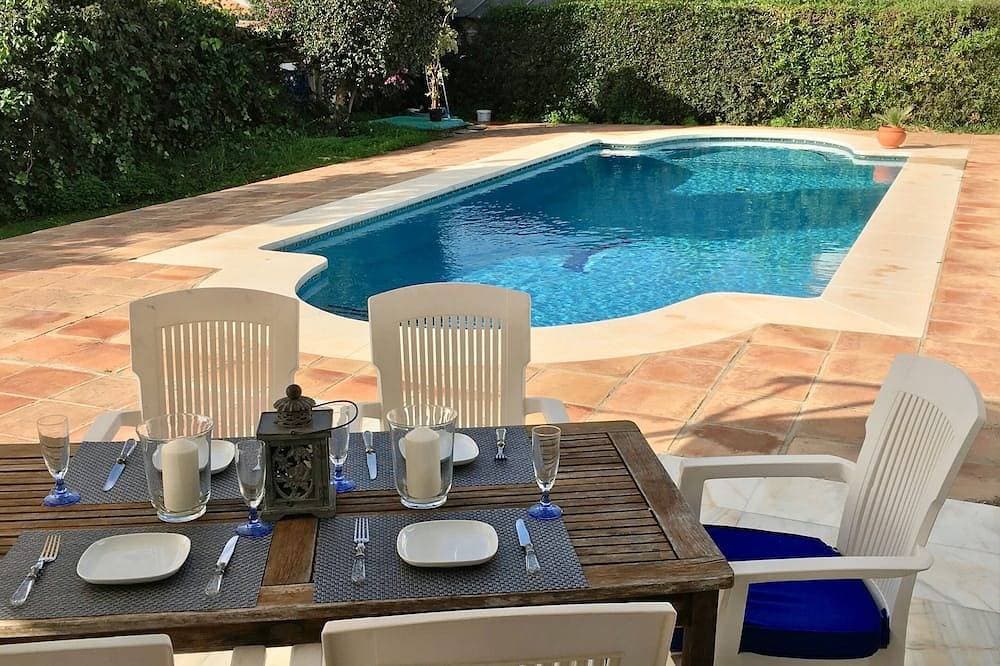 Foto 13 von 23: Geräumige, helle Villa: großer Pool, 3 Schlafzimmer, 3 Bäder, Meerblick
