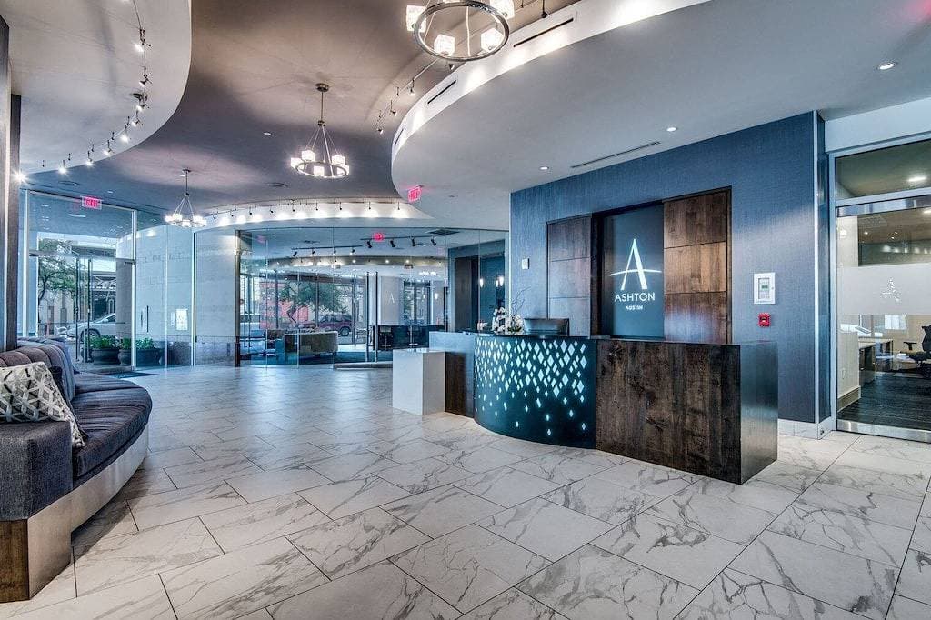 Foto 4 von 30: Sleek Downtown 1Br w/ Gym, W/D & Deck, walk to 6th St bars, by Blueground