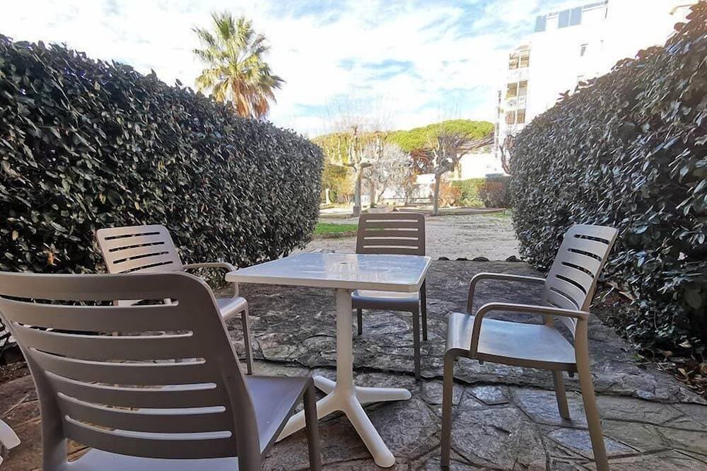 Foto 10 von 11: Prime location in The Lavandou, Studio to rent for 2 people, steps to the beach