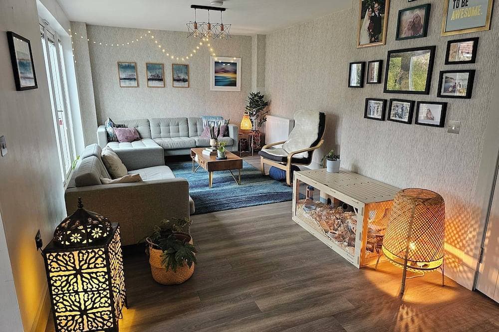 Foto 5 von 12: 5 mins to the sea and golf course! Family sized home with cathedral window...