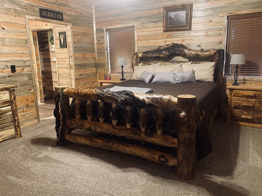 Foto 11 von 37: Cozy Cabin with wrap around porch