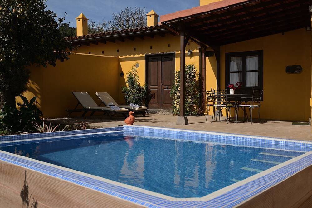 Foto 8 von 30: Villa I Schlafzimmer mit beheiztem Pool und privatem Grill