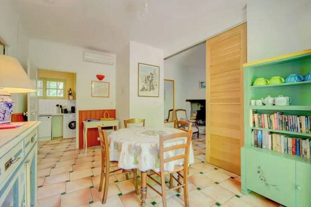 Foto 7 von 20: Charming cottage in Réattu with terrace and park view - sleeps