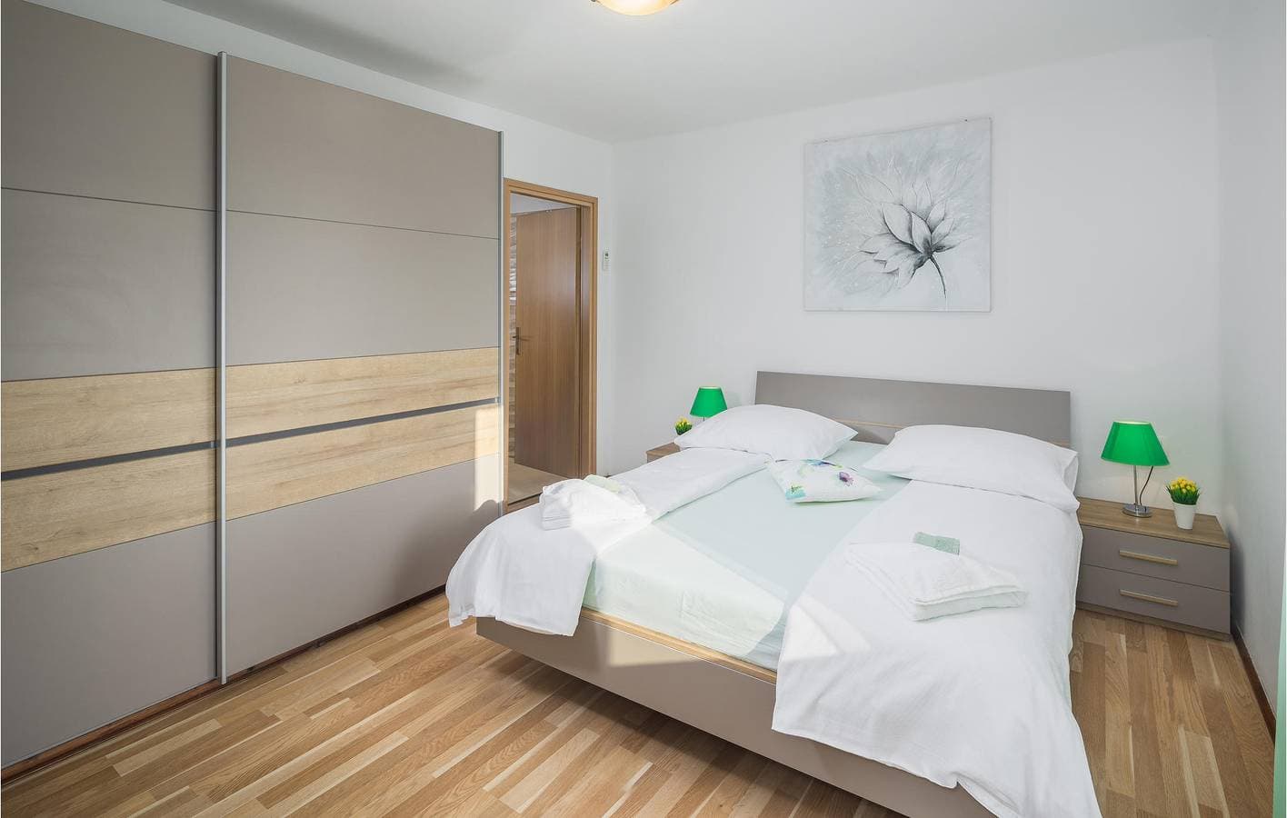 Foto 10 von 34: Geräumige 2-Zimmer-Wohnung mit Pool, WLAN und Parkplatz in der Nähe des Stadtzentrums von Sutivanac