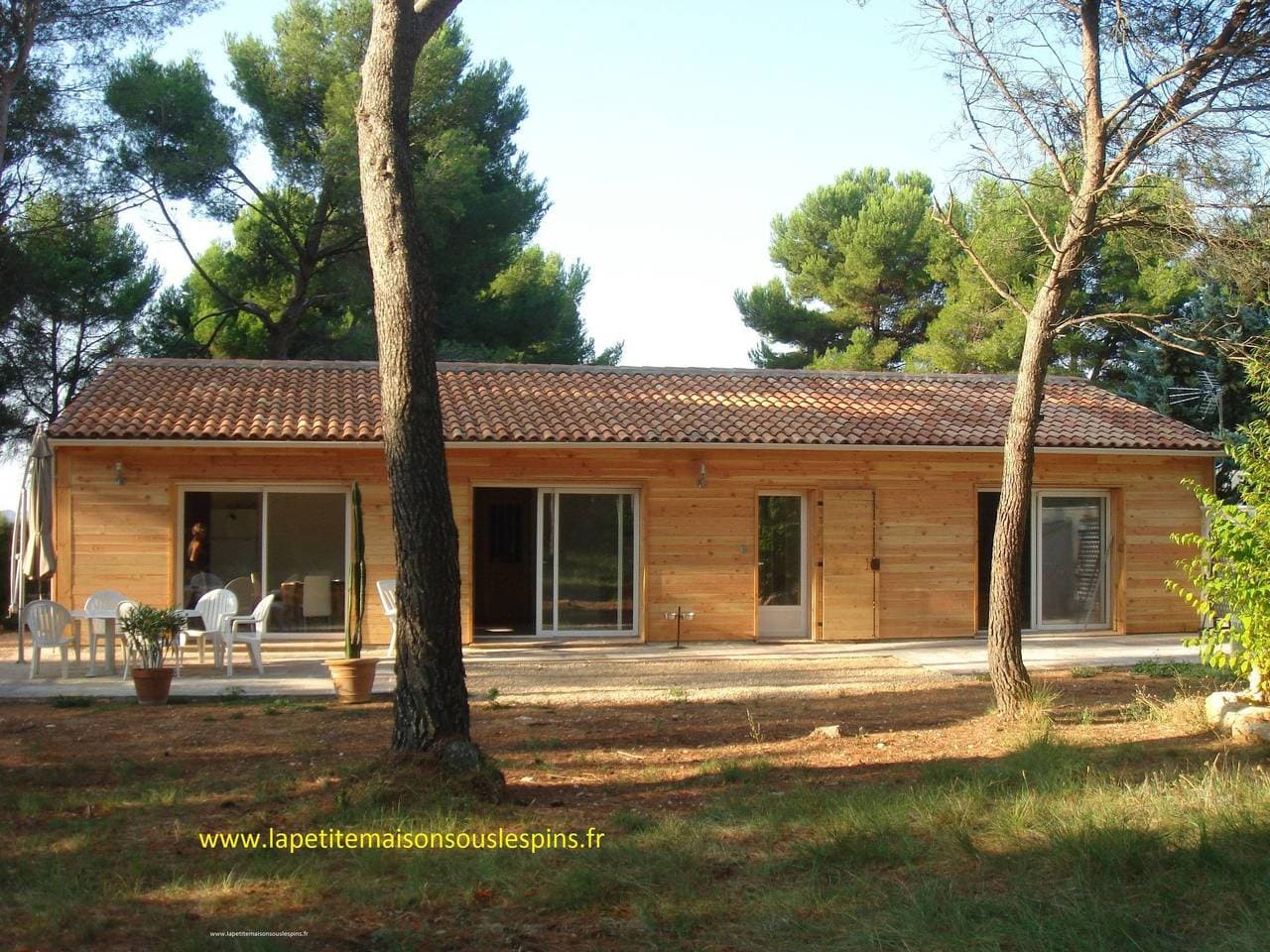 La petite maison sous les pinins-innenpool 1