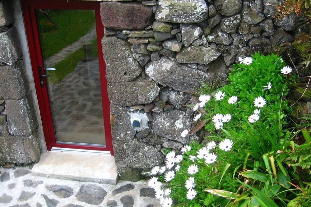 Foto 6 von 11: Meerblick über Europas westlichstes Dorf - Faja Grande, Flores Insel