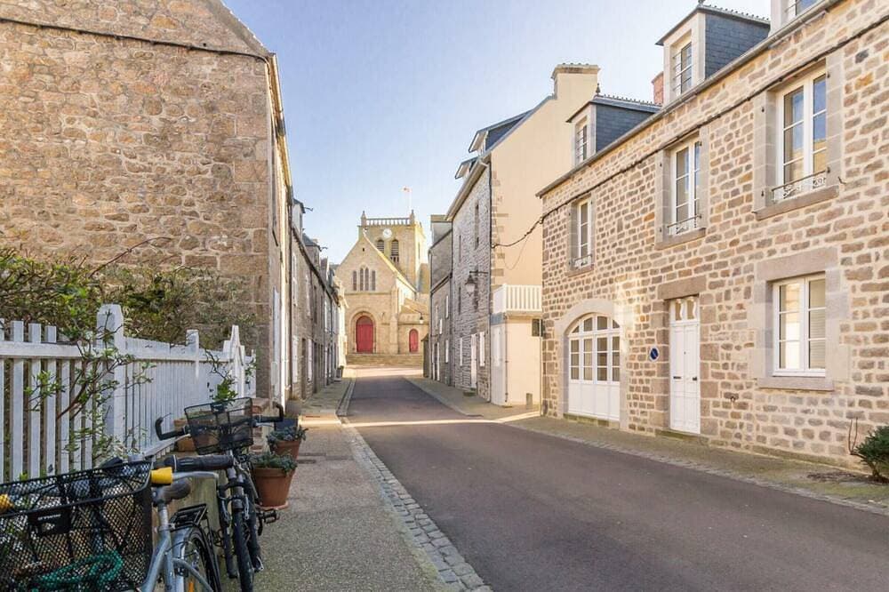 Foto 12 von 21: Renoviertes Stadthaus in St Denis-le-Vêtu, Hafenblick
