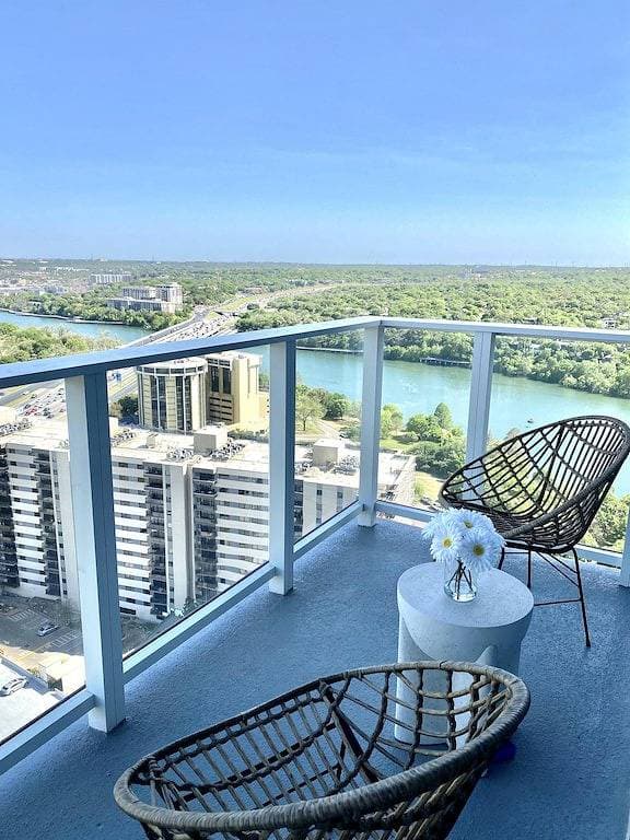 Foto 5 von 34: Luxury Condo w/ Lake View -Walk to Rainey & Lake, Pool, Gym, King Bed, Nespresso