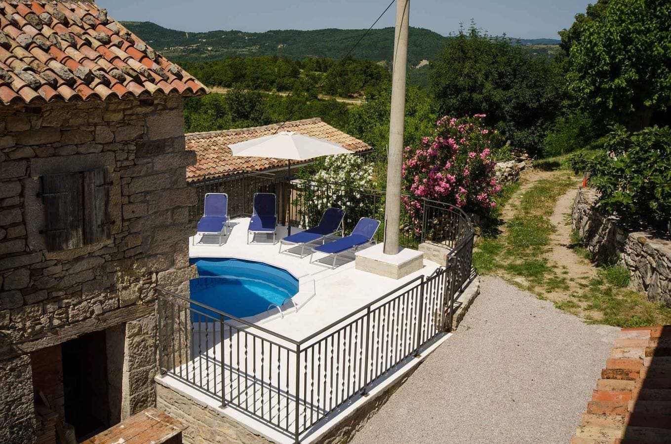 Foto 4 von 26: Ferienhaus mit Pool und Klimaanlage
