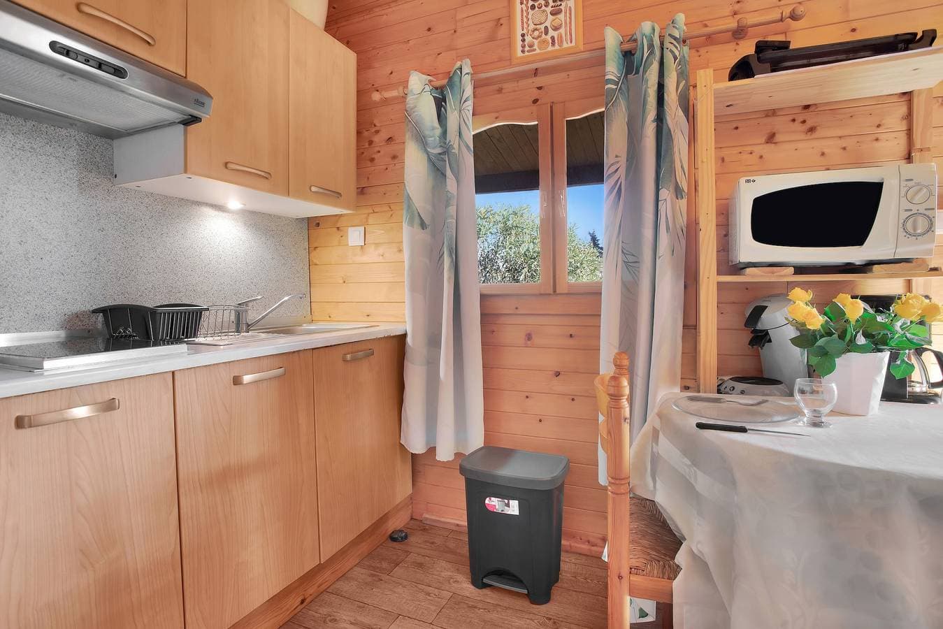 Foto 10 von 24: Chalet „Joli En Bois“ mit privater Terrasse, WLAN und Klimaanlage