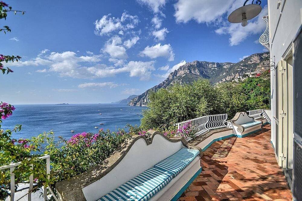 Foto 12 von 30: Villa Cleopatra: An elegant and welcoming two-story villa built sheer above the sea, with Free Wi-Fi.