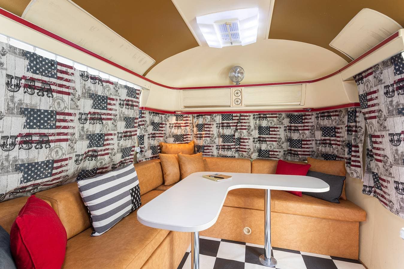 Foto 13 von 46: Airstream Wohnwagen mit Poolzugang und WLAN