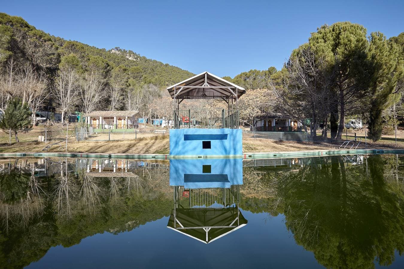 Foto 5 von 38: Landhaus 'Cabaña De Madera 5' mit Bergblick, Gemeinschaftspool und Klimaanlage