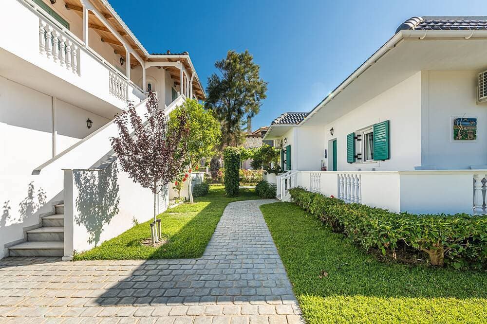 Foto 9 von 29: Tasos Villas - Nr. 2. Einzelvilla mit privatem, überdachtem Sitzbereich.