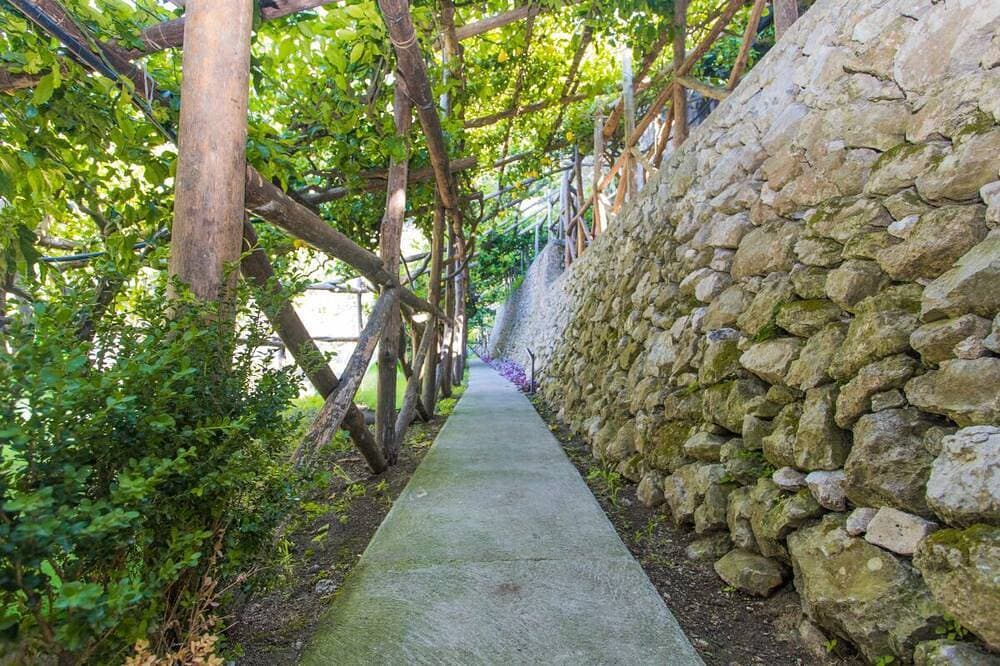 Foto 4 von 12: Poggio Angelarosa: double room in lemon garden on the hills of the Amalfi Coast