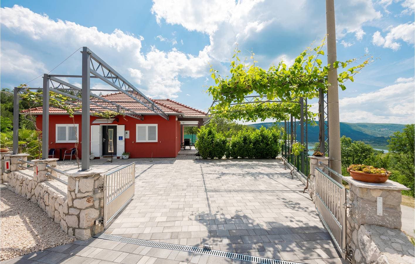 Foto 8 von 34: Moderne 2-Zimmer-Wohnung mit Pool, Terrasse und WLAN in der Nähe des Flusses Ričina