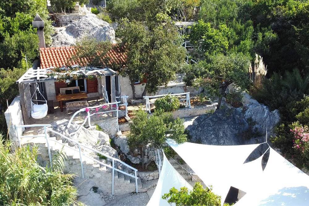 Foto 9 von 16: House for two with a private terrace located directly on the beach, town Hvar