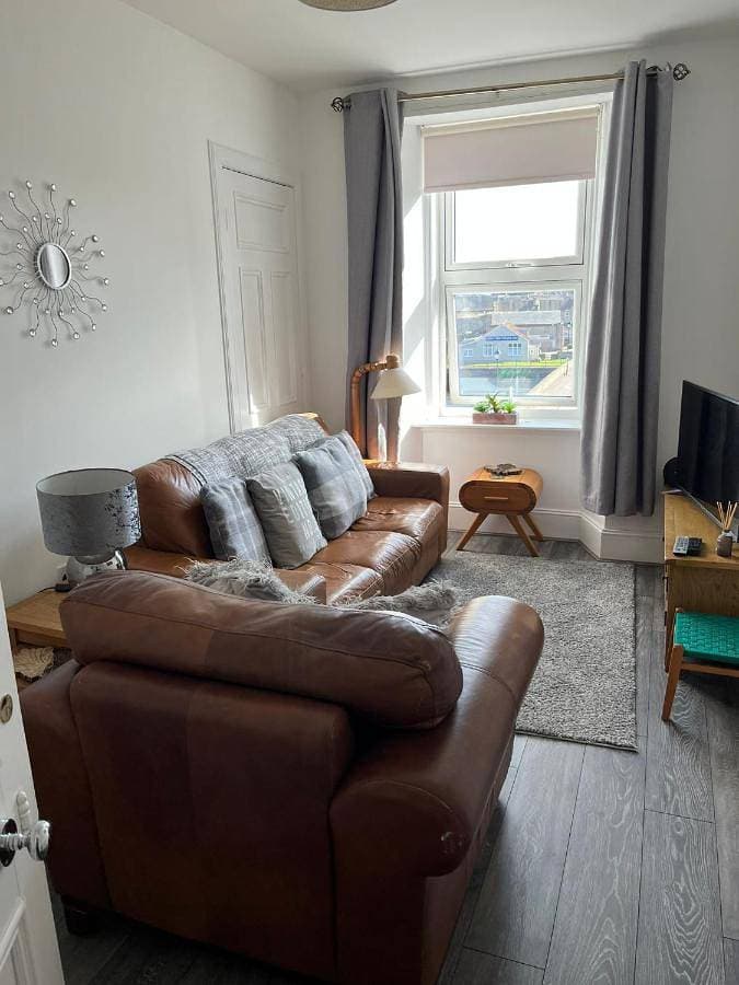 Centrally located 1 bed modern flat with harbour views 1