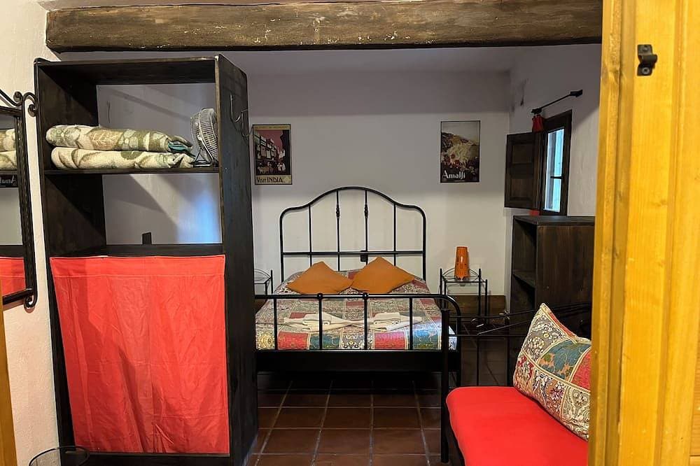 Foto 3 von 28: Doppelzimmer mit Bad in einem gemütlichen Gästehaus in einem kleinen Dorf