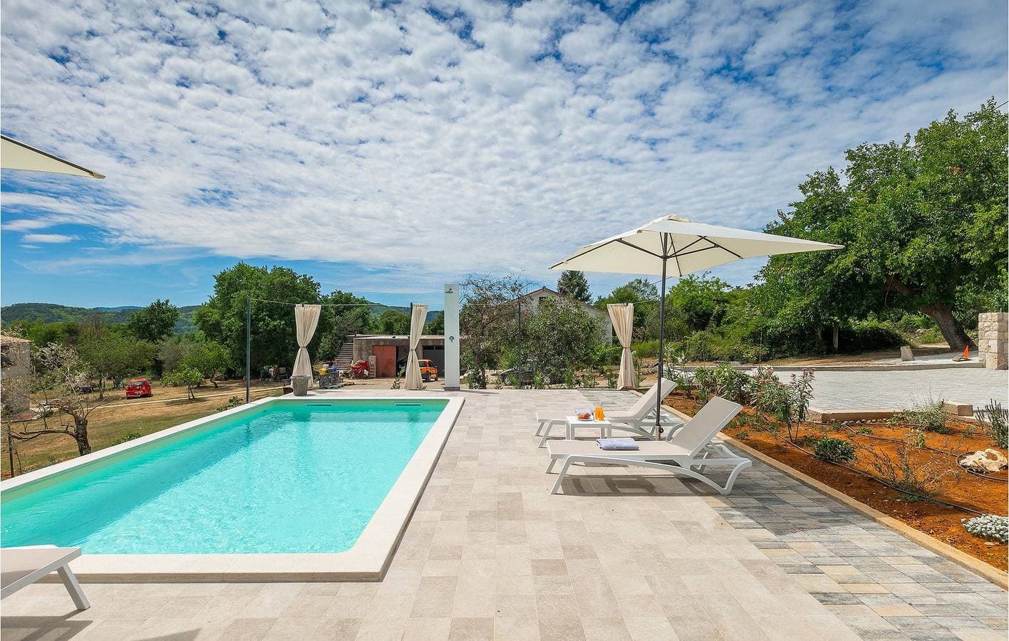Foto 13 von 37: Gemütliche Ferienwohnung mit Pool und WLAN in der Nähe des Flusses und von Restaurants