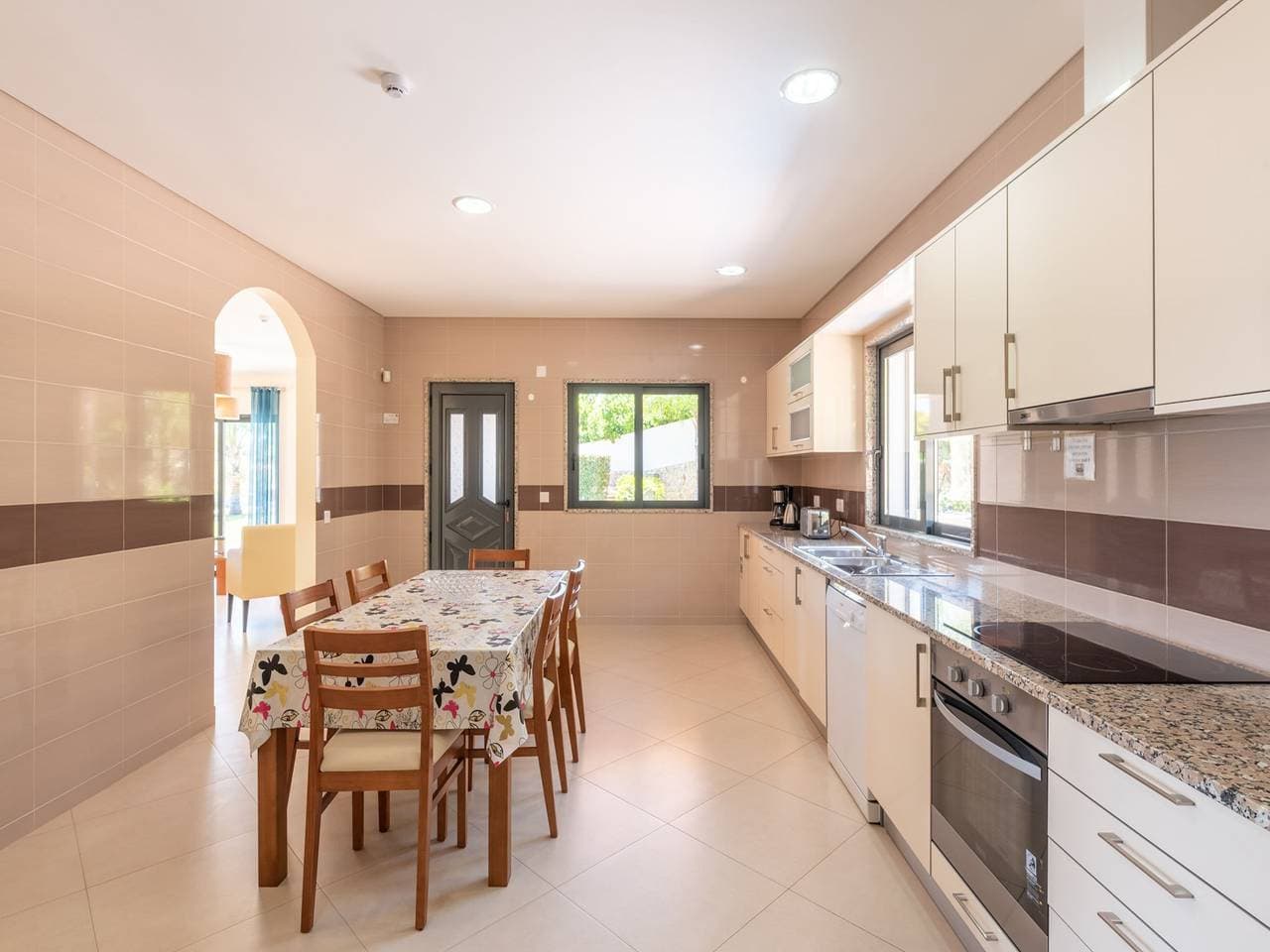 Foto 3 von 34: Spacious Albufeira  Villa | 4 Bedrooms | Villa Avos De Parra | Air Conditioned Bedrooms | Private Setting