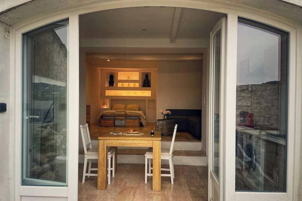 2-room open-plan air-conditioned garden view St Paul 1