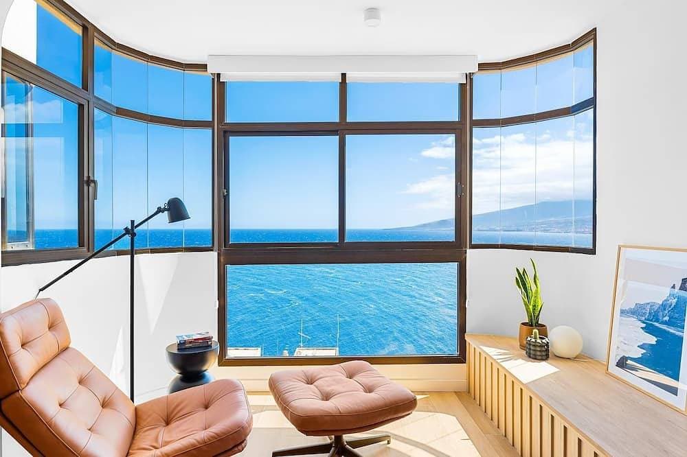 Stylish Apartment with Stunning Views & Parking 1