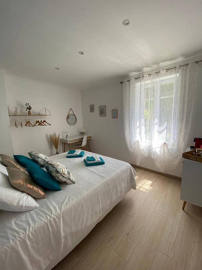 Foto 5 von 9: Family Room with Private Bathroom