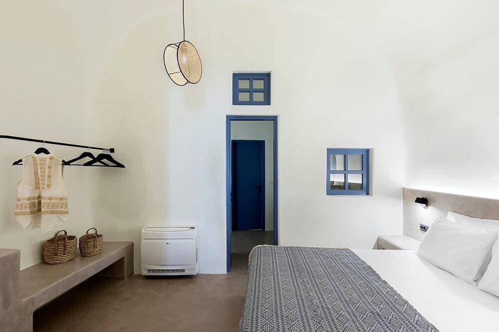 Foto 3 von 20: Amazing Santorini Suite | Ananke Suite | Private Hot Tub | Spacious Furnished.