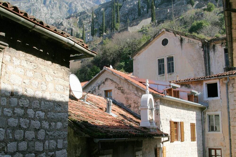 Foto 13 von 24: Charakter gut ausgestattet (rechts) Studio-Apartment im historischen Zentrum von Kotor