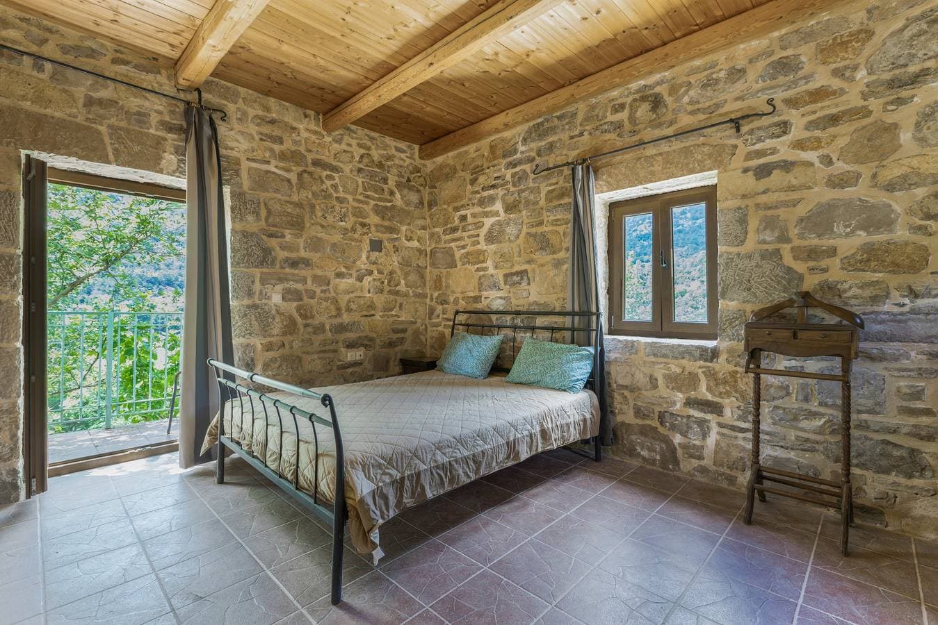 Foto 12 von 31: Finca 'Akros Oreon Ferienwohnung Voliares' mit Bergblick, privater Terrasse und WLAN
