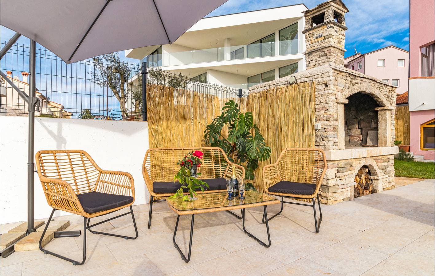 Foto 7 von 23: Urlaub am Meer: Gemütliche Ferienwohnung mit Pool, Terrasse und WLAN