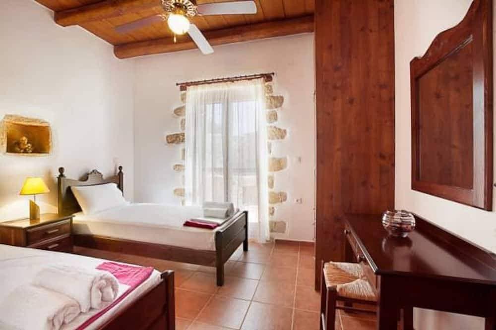 Foto 6 von 19: Rural Stone Villa with private pool and mountain views near local sandy beaches!