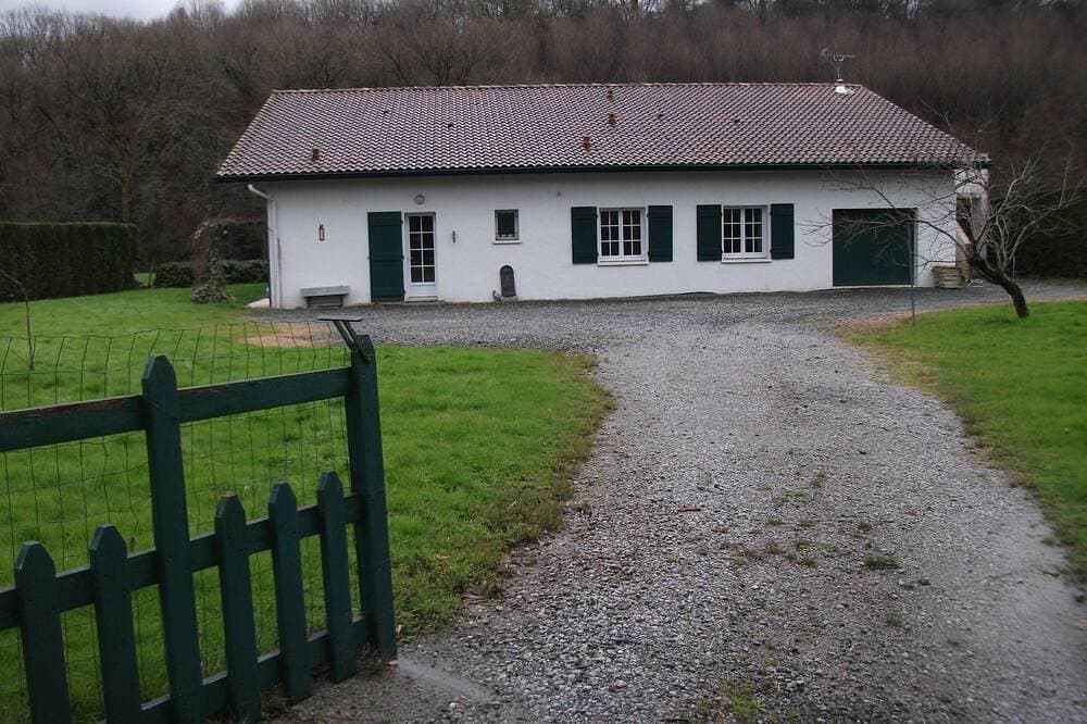 Country house 2 minutes from the lake of St Pée in a quiet area. 1