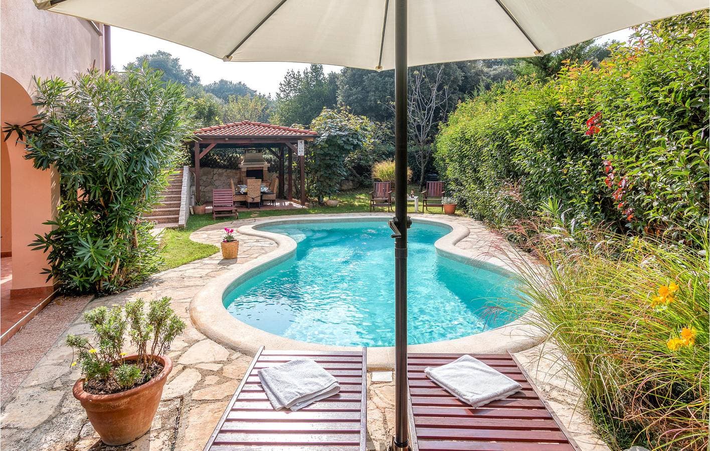 Foto 11 von 35: Charmantes Apartment mit Pool, Terrasse und WLAN – 1,5 km vom Strand entfernt!