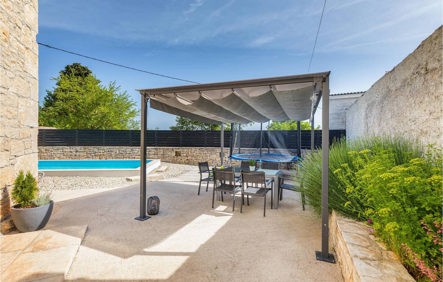 Foto 13 von 28: Charmante 70 m² große Wohnung mit Pool, Terrasse und WLAN in der Nähe von Sehenswürdigkeiten