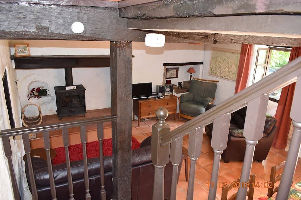 Foto 6 von 30: 17th Century farm cottage nestling in the Pyrenean foothills with pool