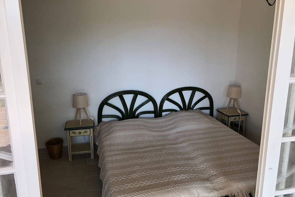 Foto 2 von 10: Farmhouse near beach in shade of umbrella pines with sea view